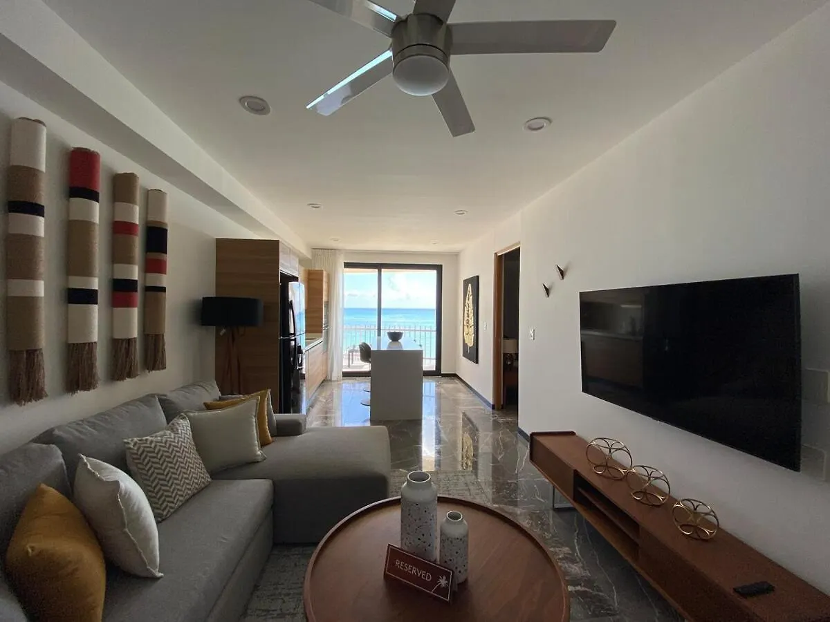 Ocean Front! Amazing Rooftop Pool, Walk To Fifth! Playa del Carmen