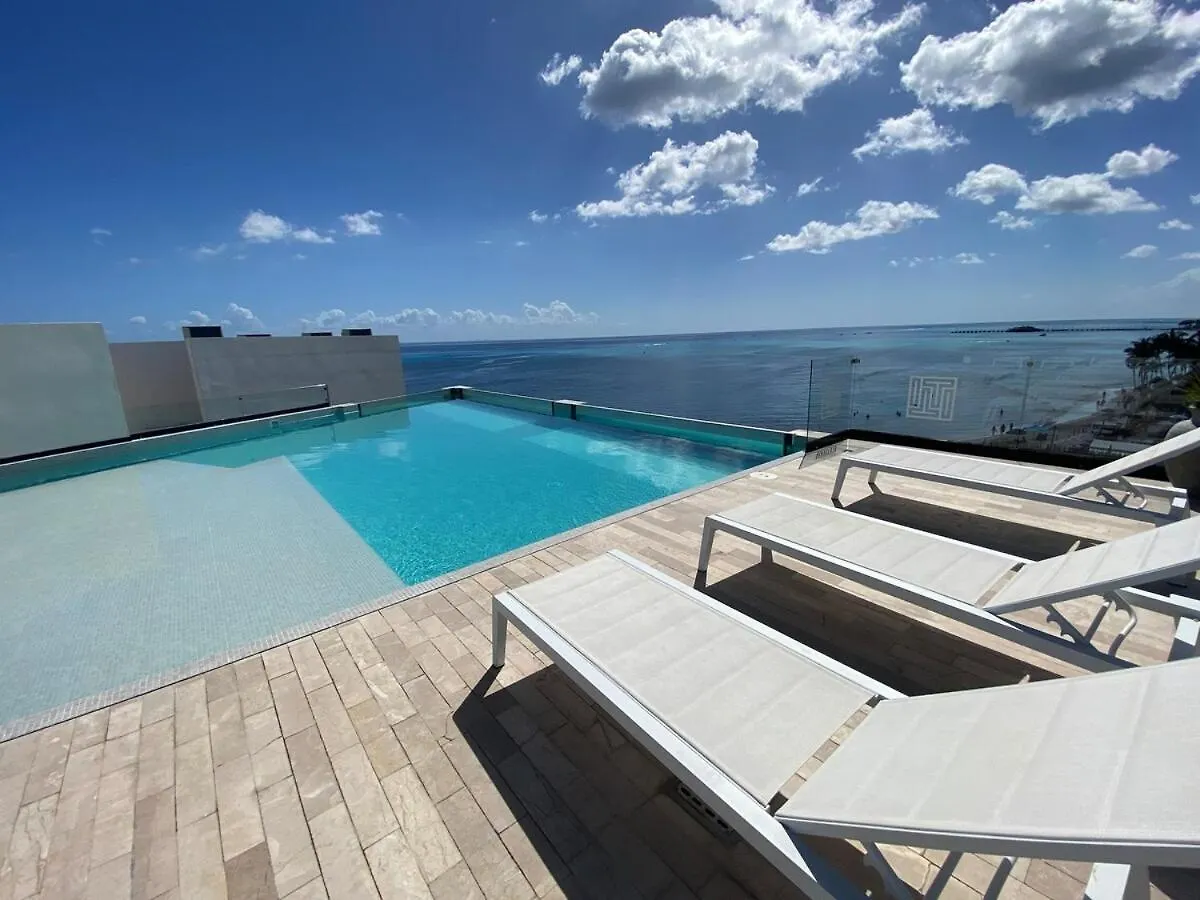 Ocean Front! Amazing Rooftop Pool, Walk To Fifth! Playa del Carmen Apartment