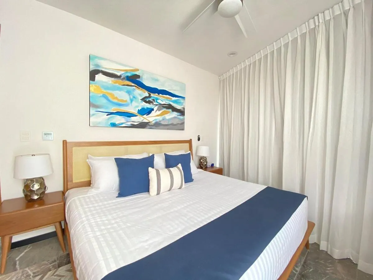 Apartment Ocean Front! Amazing Rooftop Pool, Walk To Fifth! Playa del Carmen