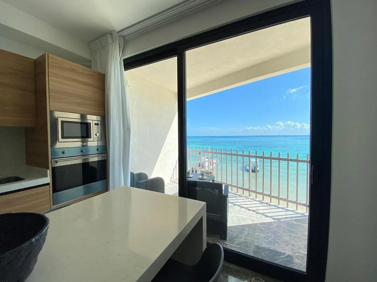 Apartment Ocean Front! Amazing Rooftop Pool, Walk To Fifth! Playa del Carmen