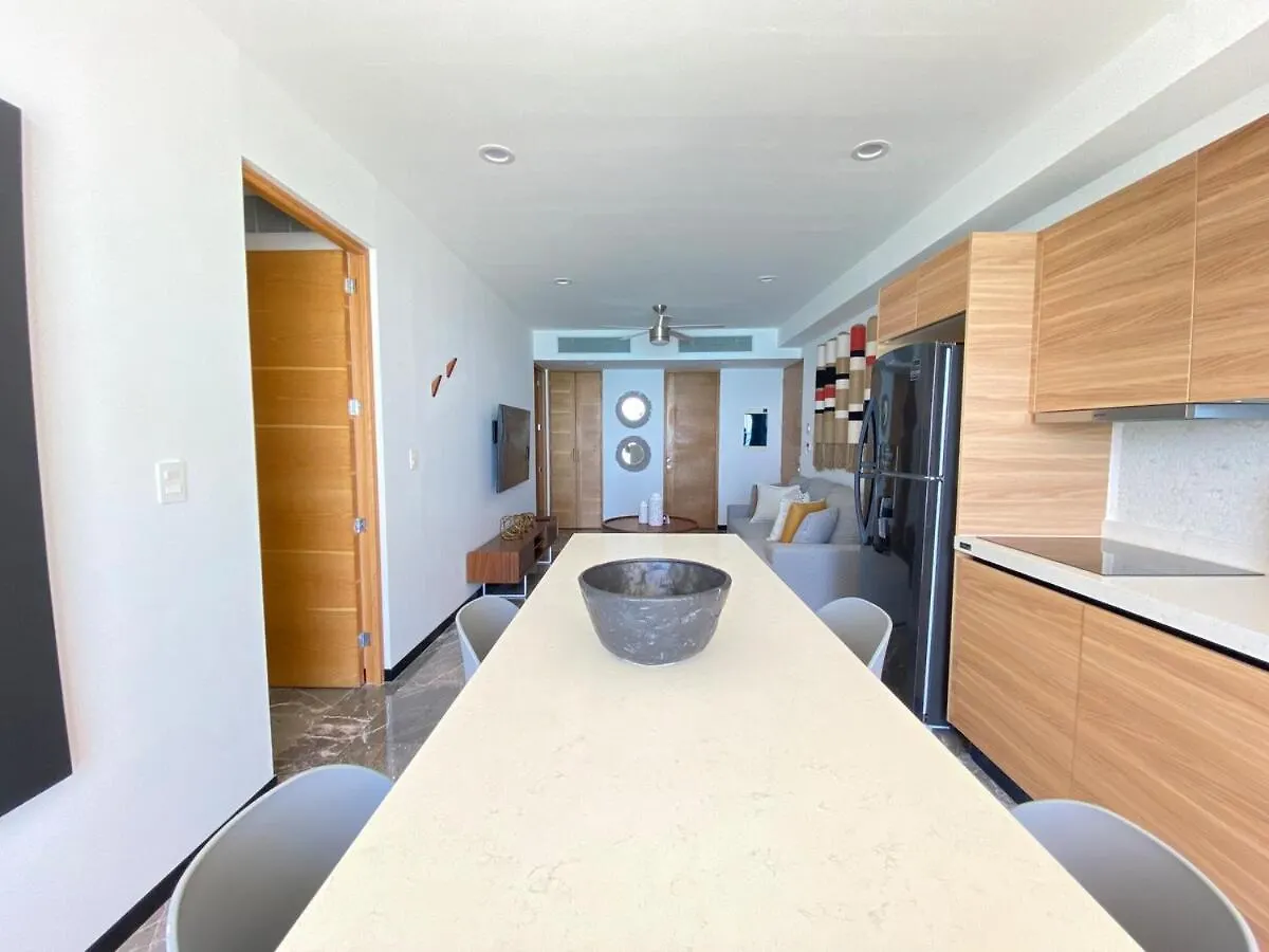 Ocean Front! Amazing Rooftop Pool, Walk To Fifth! Playa del Carmen Apartment