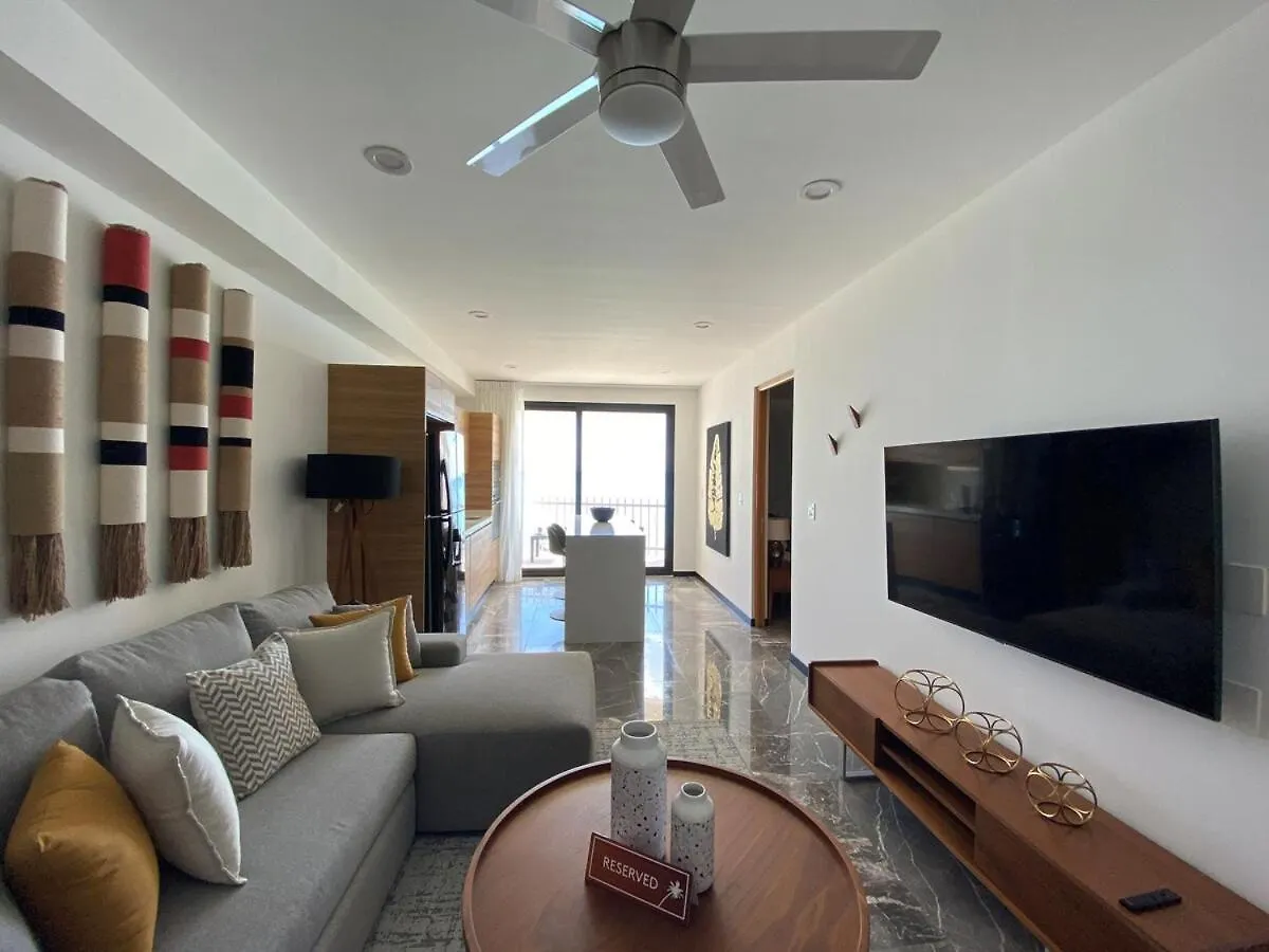 Ocean Front! Amazing Rooftop Pool, Walk To Fifth! Playa del Carmen Apartment