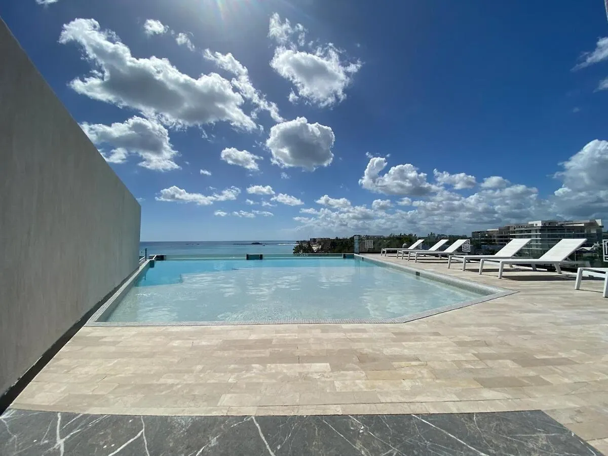 Ocean Front! Amazing Rooftop Pool, Walk To Fifth! Playa del Carmen Apartment
