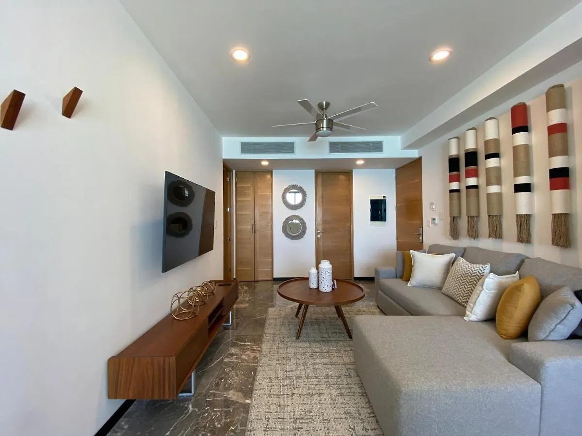 Ocean Front! Amazing Rooftop Pool, Walk To Fifth! Playa del Carmen Apartment
