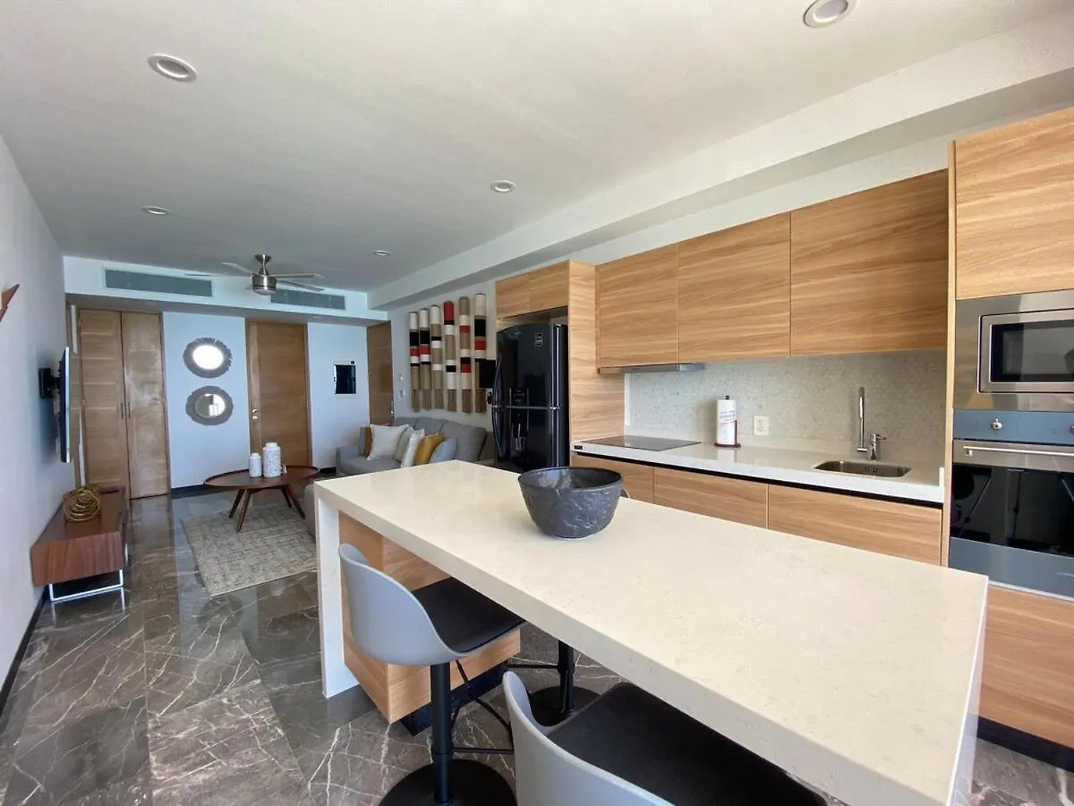 Ocean Front! Amazing Rooftop Pool, Walk To Fifth! Playa del Carmen Apartment