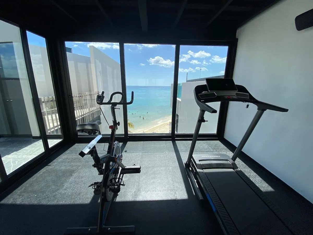 Ocean Front! Amazing Rooftop Pool, Walk To Fifth! Playa del Carmen Apartment