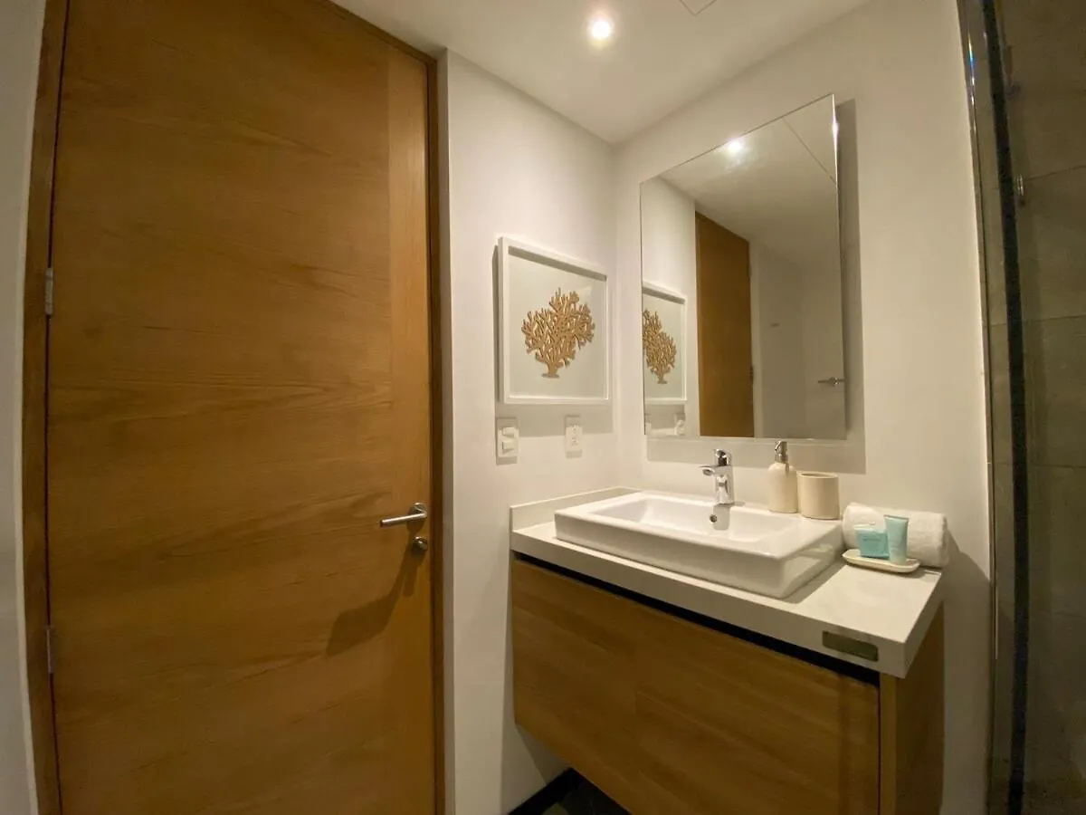 Ocean Front! Amazing Rooftop Pool, Walk To Fifth! Playa del Carmen Apartment