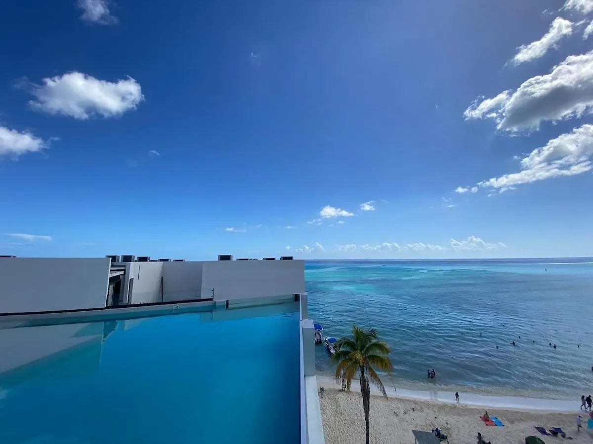 Ocean Front! Amazing Rooftop Pool, Walk To Fifth! Playa del Carmen