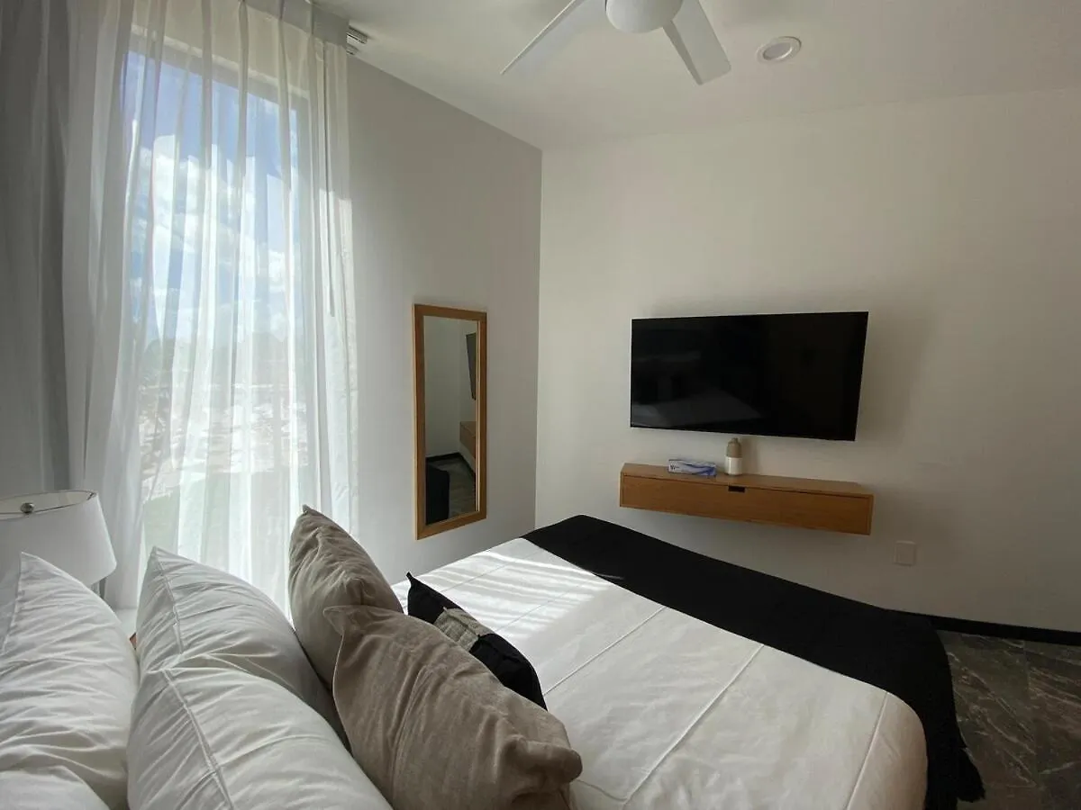 Ocean Front! Amazing Rooftop Pool, Walk To Fifth! Playa del Carmen Apartment