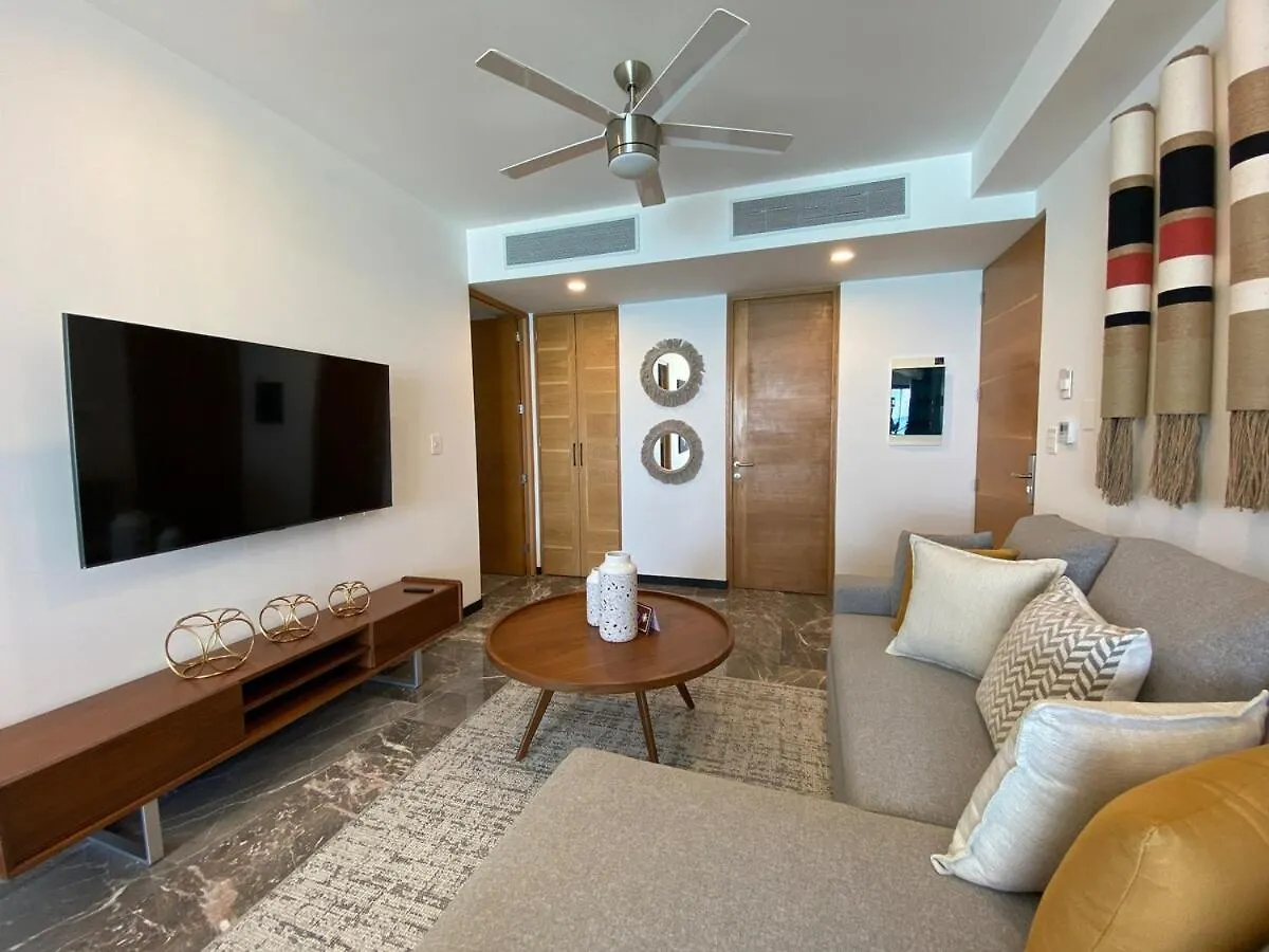 Apartment Ocean Front! Amazing Rooftop Pool, Walk To Fifth! Playa del Carmen
