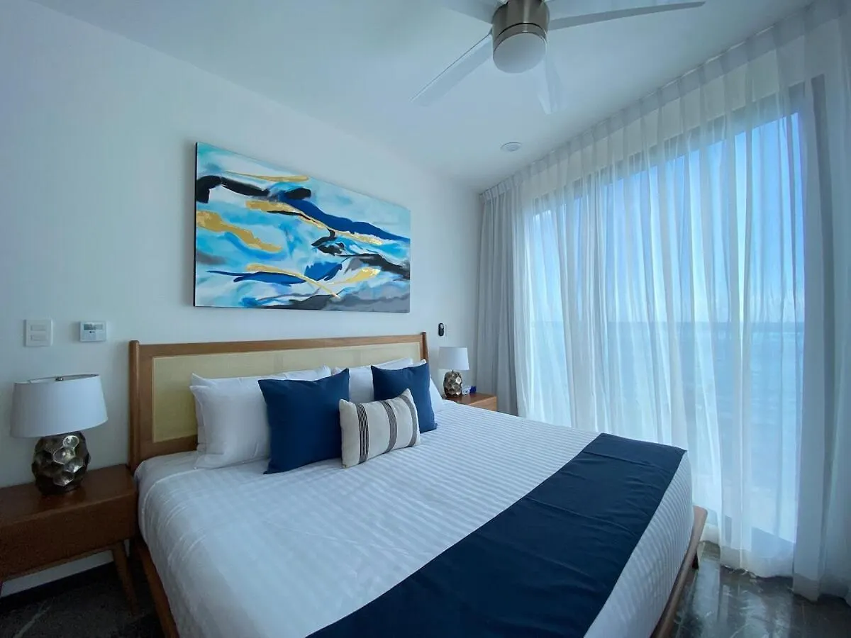 Ocean Front! Amazing Rooftop Pool, Walk To Fifth! Playa del Carmen 0*,  México