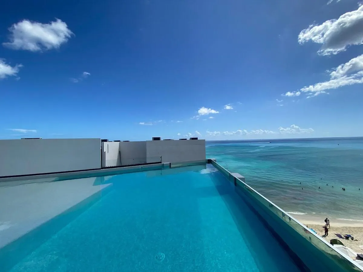 Ocean Front! Amazing Rooftop Pool, Walk To Fifth! Playa del Carmen Apartamento