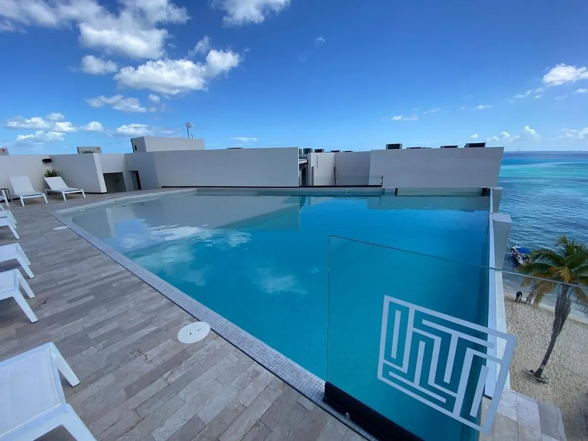 Ocean Front! Amazing Rooftop Pool, Walk To Fifth! Playa del Carmen Apartamento