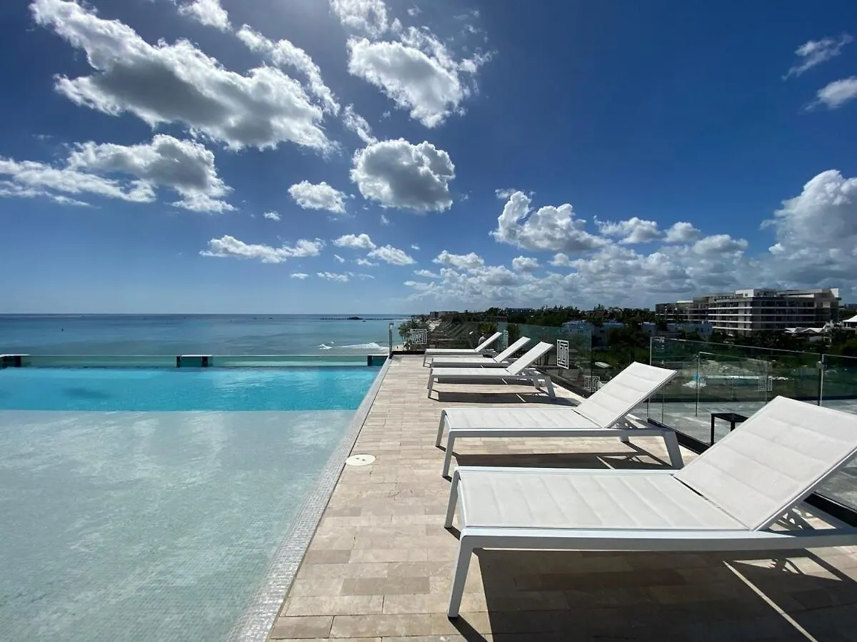 Ocean Front! Amazing Rooftop Pool, Walk To Fifth! Playa del Carmen Apartamento
